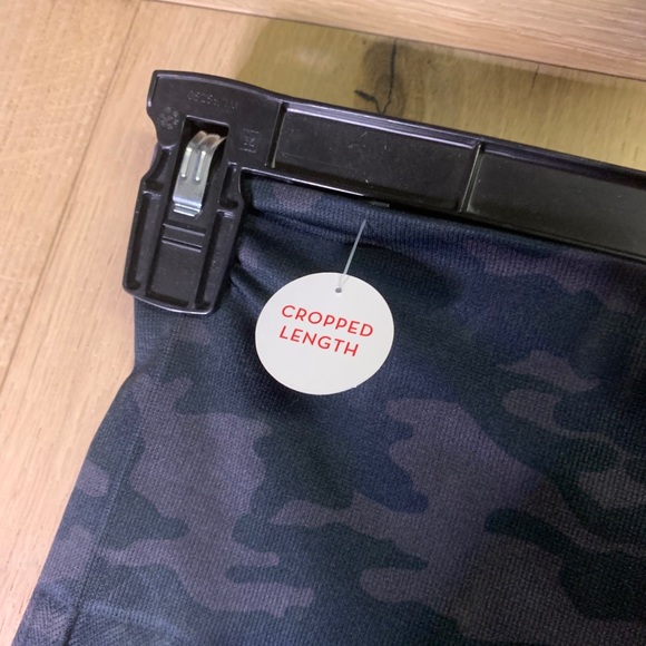 SPANX LOOK AT ME NOW CROPPED LEGGINGS - Picture 3 of 5